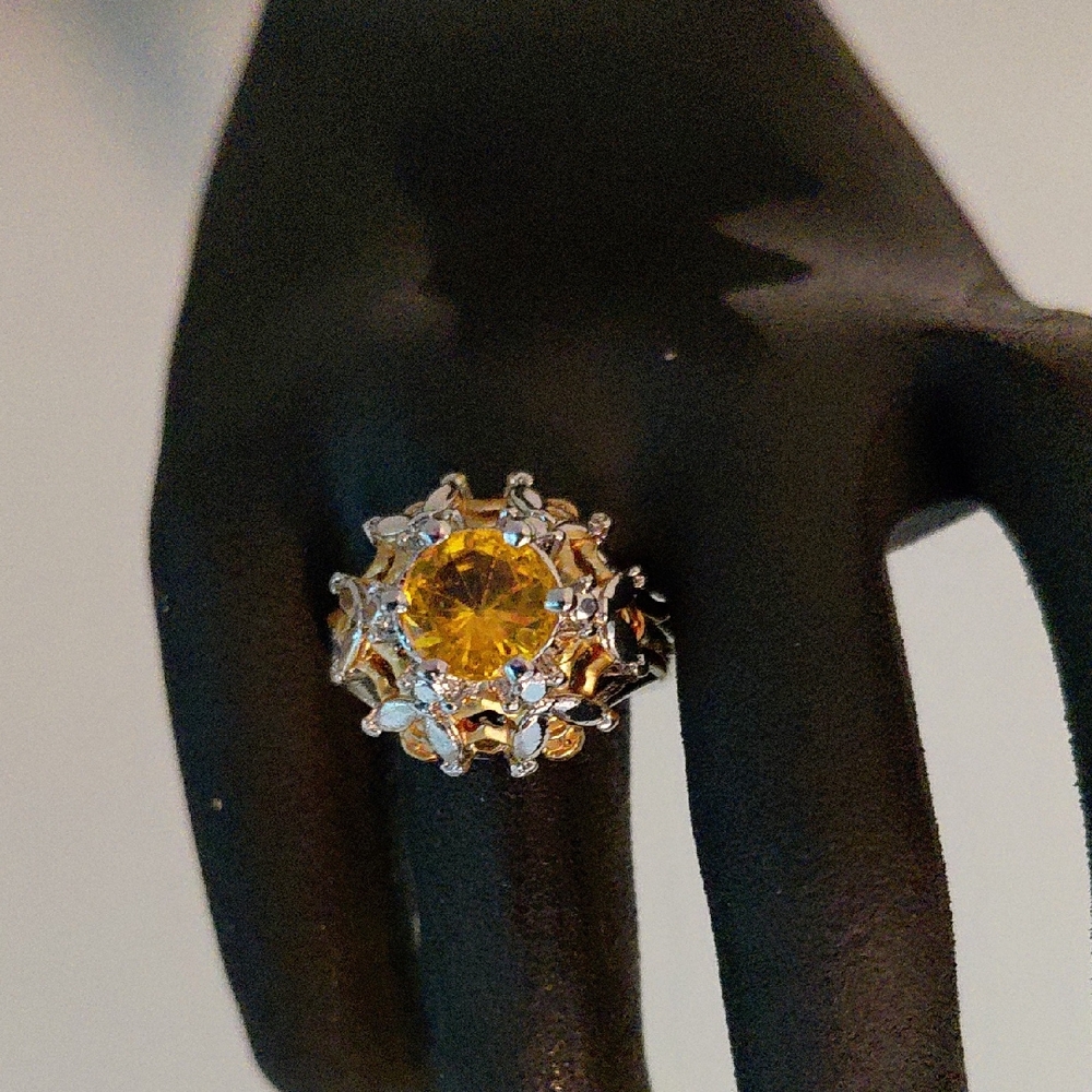 Source Unknown Elegant Gold and Silver Ring with Amber Stone